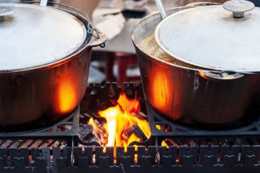 Noel şenliğinde sıcak sıcak şaraplı büyük tavalar. Açık havada. Yeni yıl 2020 konsepti