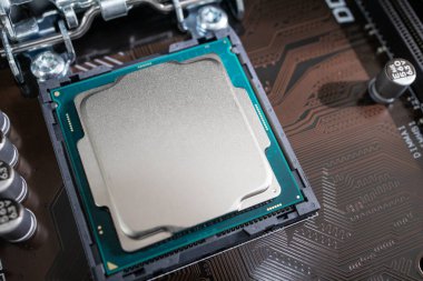 Devre kartında işlemci mikroçipi var. Kapat. Teknoloji kavramı