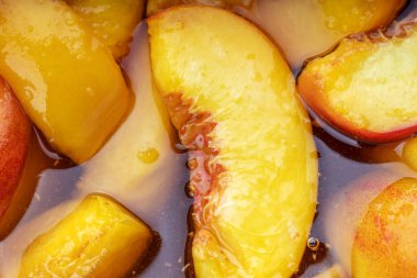 Şeftali reçeli. Şeftali ve şeker şurubu. Yukarıda. Yukarıya bakıyorum. meyve arkaplanı. Stüdyo çekimi