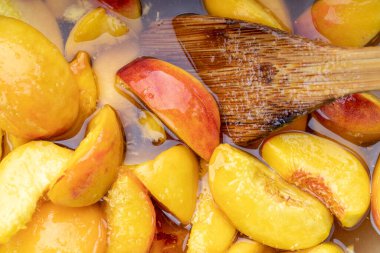 Şeftali reçeli. Şeftali ve şeker şurubu. Yukarıda. Yukarıya bakıyorum. meyve arkaplanı. Stüdyo çekimi