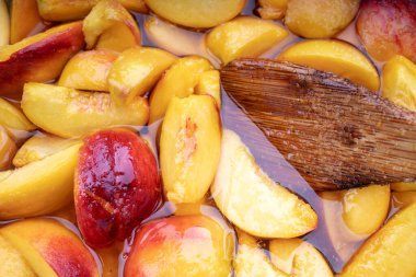 Şeftali reçeli. Şeftali ve şeker şurubu. Yukarıda. Yukarıya bakıyorum. meyve arkaplanı. Stüdyo çekimi