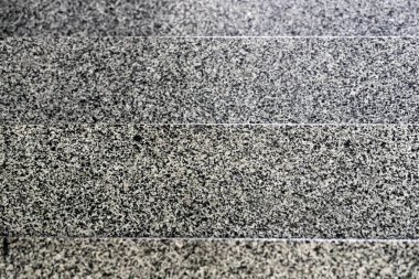 Mermer merdivenlerin arkasında. yatay çizgiler. Geçmişi. Basit taş dokusu