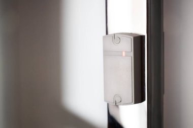 İş merkezinde elektronik kilit var. Girişte güvenlik kontrolü