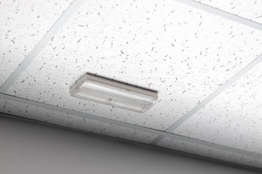 Ofis binasında acil durum lambası. Tahliye için güvenlik aydınlatma ekipmanları