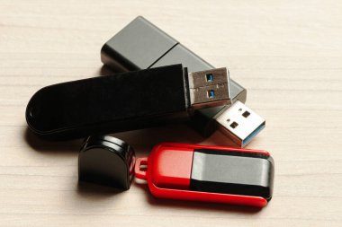 USB bellek çubukları ahşap arka planda. Üst Manzara. taşınabilir depolama aygıtı