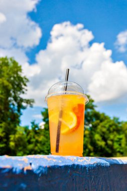 Kentsel arka planda taze buzlu meyve suyu kokteyli. Sağlıklı bir yaşam tarzı. likör içeceği.