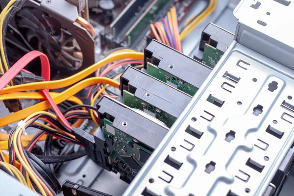 Donanım bakımı için masaüstü bilgisayarını kapat. Veri depolamak için büyük bir baskın. Bilgisayar elektronik konsepti için toz temizliği