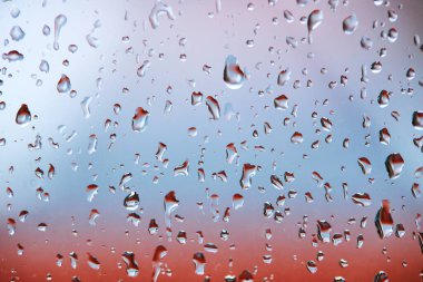 Sakin ve renkli arka planda cam üzerine damlacıklar. iş arkaplanı