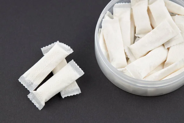 Siyah arka planda Snus tütün kesesi istiflemek. Boşluğu kopyala