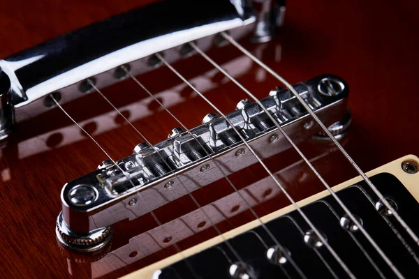 Elektro gitarın yakın görüntüsü. Karanlık karamsar stüdyo çekimi. aşk müziği konsepti