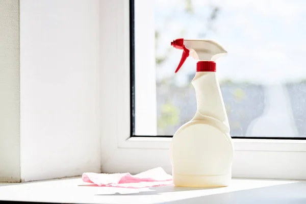 Schmutzige Fenster mit einem chemischen Spray reinigen oder waschen. Aufräumkonzept für den Haushalt Stockbild