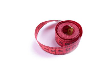 İnce bir kavram. Beyaz arka planda izole edilmiş kırmızı mezura. sağlıklı yeme kavramı