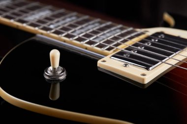 Elektro gitarın yakın görüntüsü. Karanlık karamsar stüdyo çekimi. aşk müziği konsepti