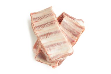 Beyaz arka planda izole edilmiş taze çiğ domuz pirzolası. İki parça. Et mutfağı için malzeme. yukarıdaki görünüm