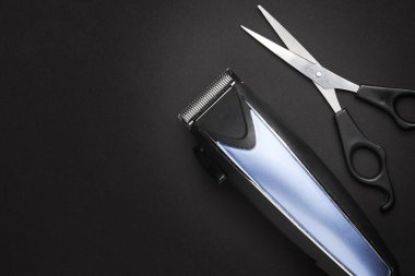 Siyah arkaplanda fotokopi alanı olan bir kuaför. Yukarıdan bak. Stüdyo çekimi