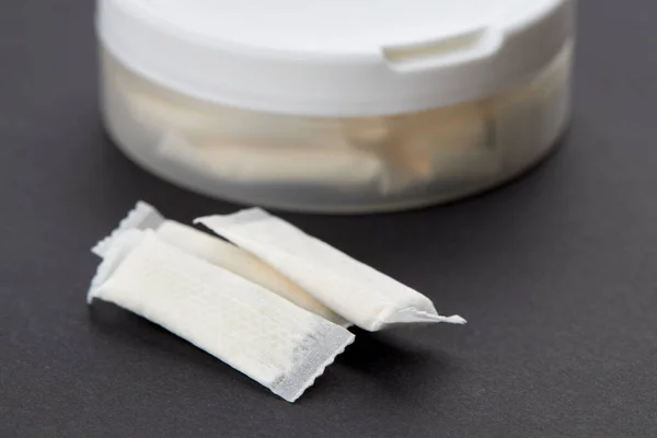 Snus tütün kesesi ürünü siyah arka planda. kopyalama alanı. Alternatif nikotin içmesi