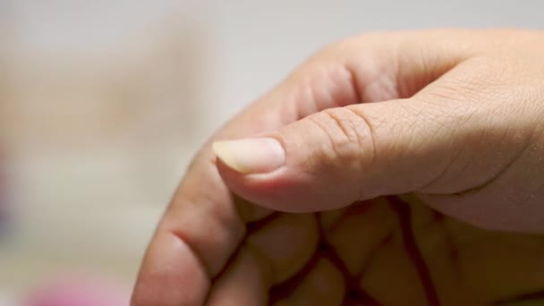 Manikiurzystka przy użyciu elektrycznej wiertarki do paznokci przed lakierem do paznokci. Biała 50-letnia kobieta na zabiegu manicure salonu. koncepcja zabiegu kosmetycznego — Wideo stockowe
