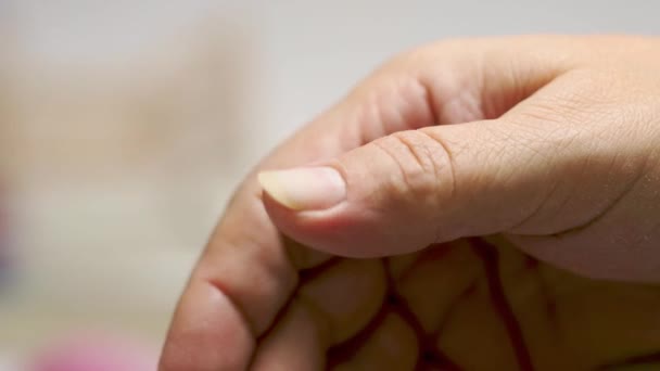 Manicura utilizando la máquina de taladro de uñas eléctrica antes de aplicar barniz de uñas. Caucásico 50 años mujer en el procedimiento de salón de manicura. concepto de tratamiento de belleza — Vídeos de Stock