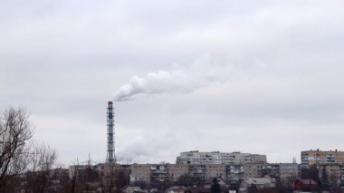 Hava kirliliği kavramı. Şehir merkezinde fabrika dumanı. Dramatik bulutlu gökyüzü. ekoloji problemi kavramsal