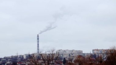 Hava kirliliği kavramı. Şehir merkezinde fabrika dumanı. Dramatik bulutlu gökyüzü. ekoloji problemi kavramsal