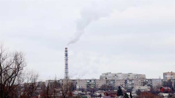 Концепция загрязнения воздуха. заводской дым в городском пространстве. драматическое облачное небо. экологические проблемы концептуальные — стоковое видео