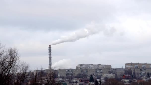 大気汚染の概念をタイムラプス。都市空間で工場の煙です。劇的な曇天。生態学の問題概念 — ストック動画