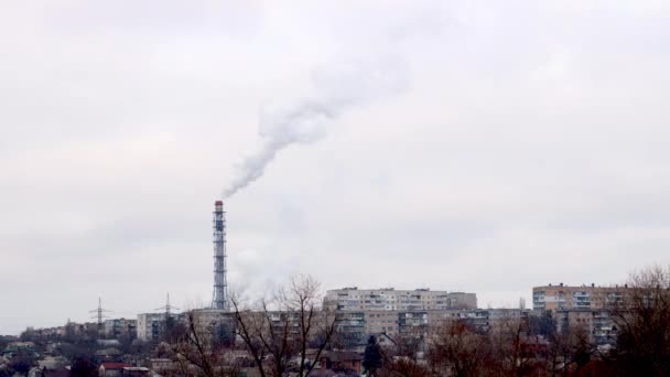 Zaman ayarlı hava kirliliği kavramı. Şehir merkezinde fabrika dumanı. Dramatik bulutlu gökyüzü. ekoloji problemi kavramsal — Stok video