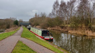 Kanaldan aşağı bakıyorum, iki tekne demirlemiş ve yolda kimse yok.