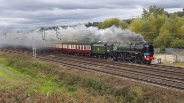 7 Ekim 2025. Stableford, Staffordshire, İngiltere. Duman böğürmesiyle yakalanan Gloucester Dükü 7100. Bu ikonik motor kırsal alanda pistte hızla ilerliyor.