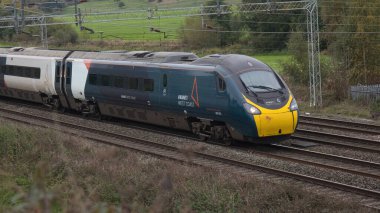 Stableford, Staffordshire, İngiltere. 16 Ekim 2025. A sınıfı 390 Pendolino yüksek hızlı elektrikli yolcu treni 013 numaralı Avanti West Coast tarafından işletilen ana hat üzerinde Stableford 'dan geçerken görüldü.