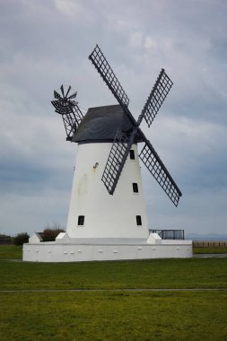 Lancashire, Lytham 'daki yel değirmeninin yakın görüntüsü. Gökyüzü bulutlu ve resimde metin kopyalamak için yer var