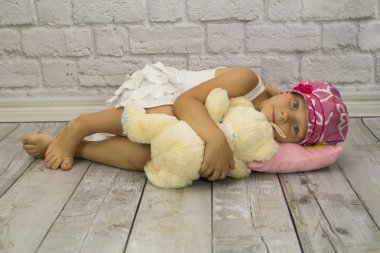 Oyuncak ayılı kız