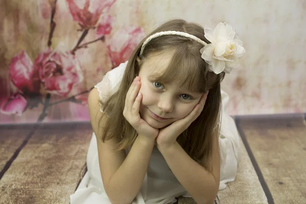 Saçında çiçek parlak elbiseli kız — Stok fotoğraf
