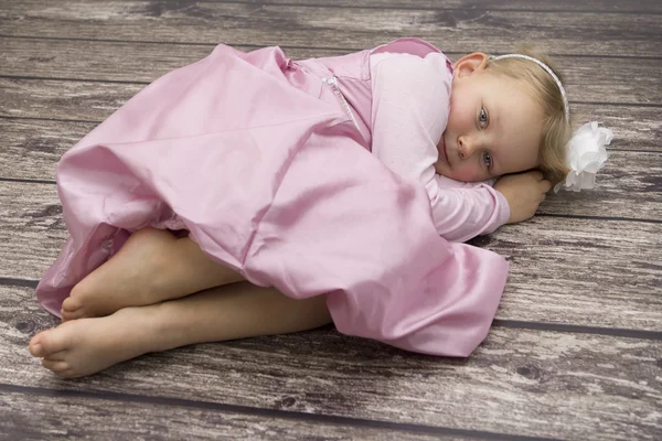 Enfant en robe rose Photo De Stock