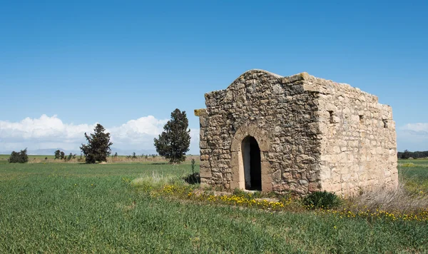 Ruinas de una pequeña iglesia cristiana —  Fotos de Stock