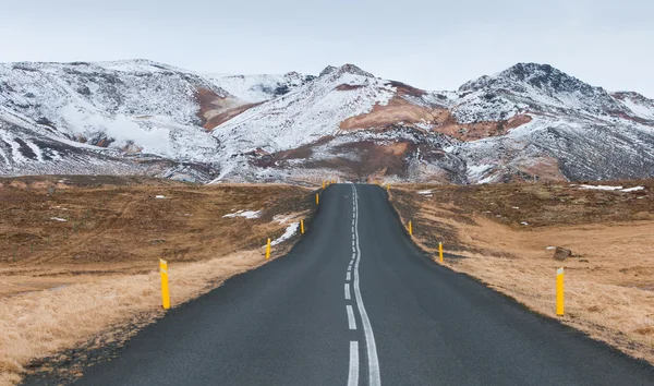 Landelijke lege weg IJsland — Stockfoto