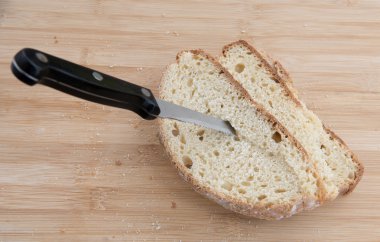 Parça ve sağlıksız küflü ekmek dilimleri