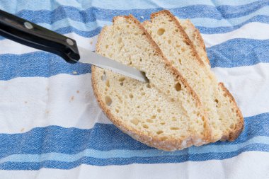 Parça ve sağlıksız küflü ekmek dilimleri