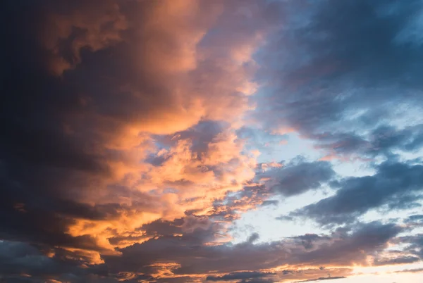 Dramatyczny zachód słońca niebo chmura pomarańczowy kolory — Zdjęcie stockowe