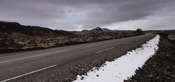 Camino rural de asfalto vacío Islandia —  Fotos de Stock