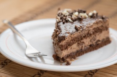 Fındık ile süslenmiş çikolatalı pasta dilimi