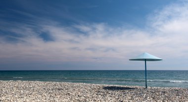 Taş Beach ve mavi gökyüzü