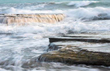 Güçlü çökmesini dalgalar deniz