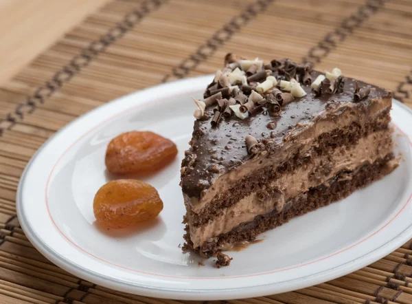 Scheibe Schokoladenkuchen garniert mit Nüssen — Stockfoto