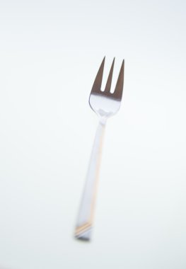 Beyaz izole gümüş paslanmaz çelik çatal