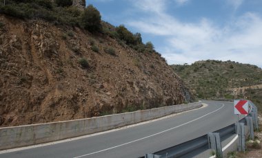 Boş kavisli dağ asfalt yol