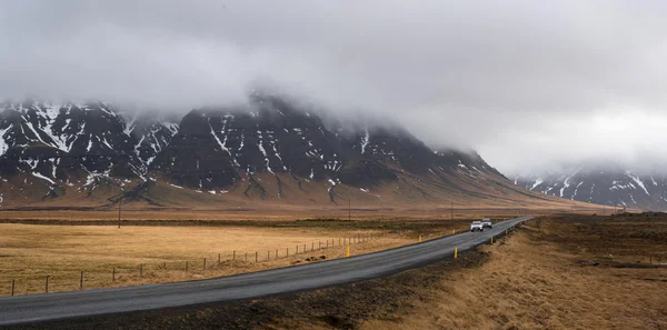 Typische IJslandse landschap met lege landweg — Stockfoto