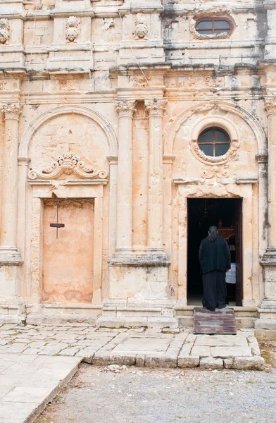 Priester geht in die Kirche — Stockfoto