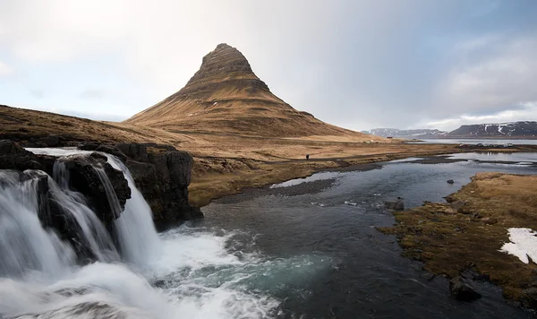 Kirkjufellsfoss şelaleler ve Kirkjufell dağ İzlanda — Stok fotoğraf