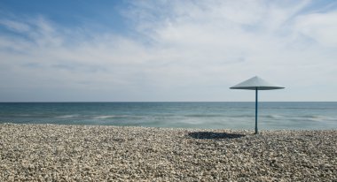 Taş Beach ve mavi gökyüzü